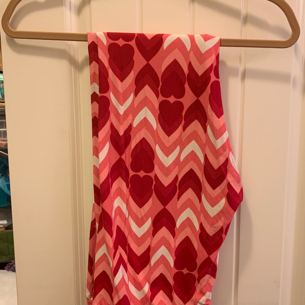 Lularoe Tall and Curvy heart print leggings in EUC